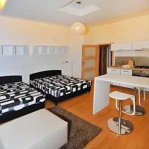https://apartment-elisky-krasnohorske.praguehotelsweb.com