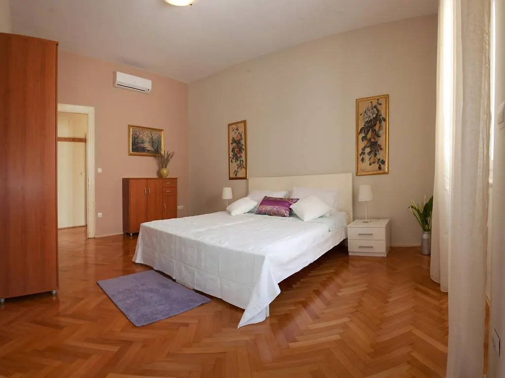 Gianina Apartment Split